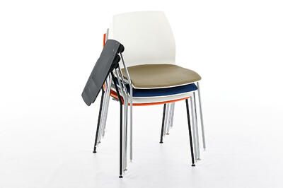 Moderne Kunststoffschalenstühle mit Schreibtablar